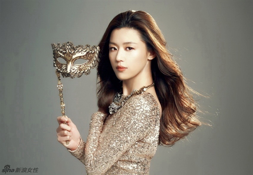 全智贤金色露背礼服躺沙发 性感撩人