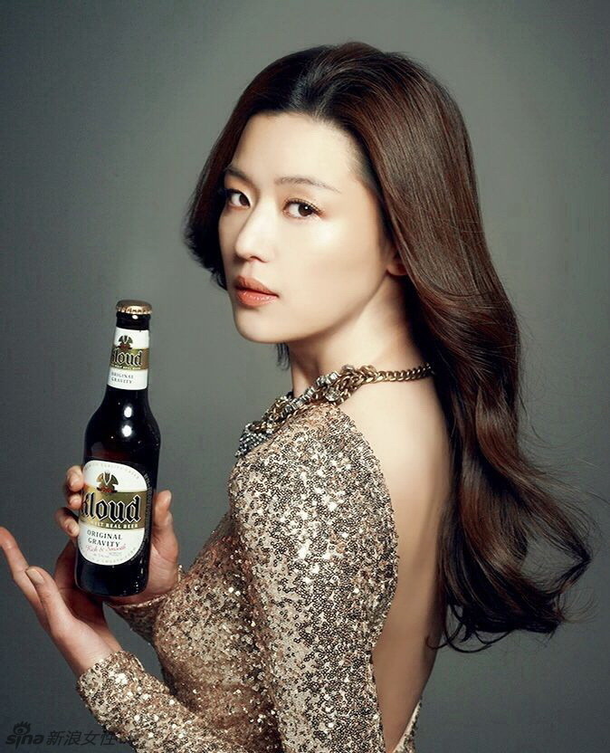 全智贤金色露背礼服躺沙发 性感撩人