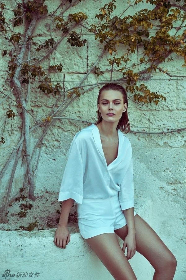 瑞典90后模特海边迷情大片 性感抹胸吸睛