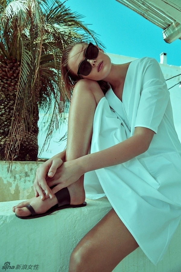 瑞典90后模特海边迷情大片 性感抹胸吸睛