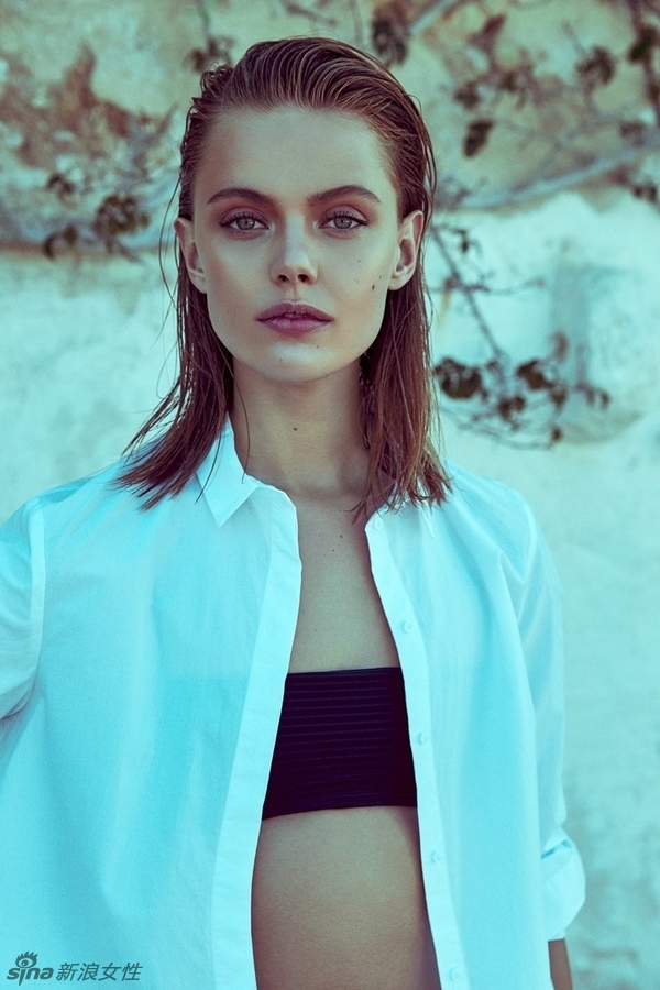 瑞典90后模特海边迷情大片 性感抹胸吸睛