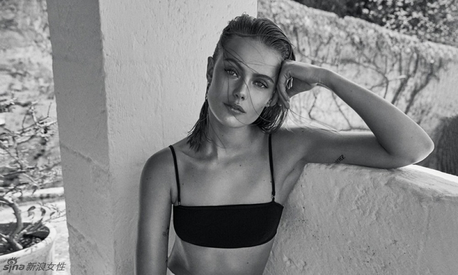 瑞典90后模特海边迷情大片 性感抹胸吸睛