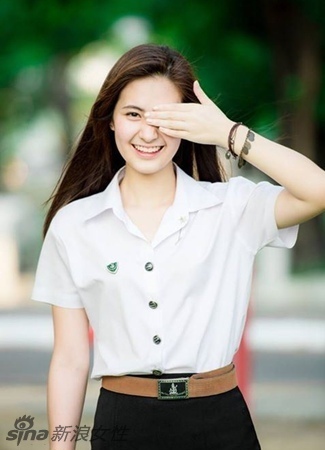 泰日混血美女走红网络 气质清纯笑容甜美