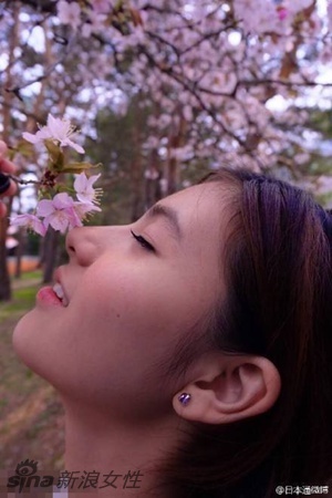 泰日混血美女走红网络 气质清纯笑容甜美