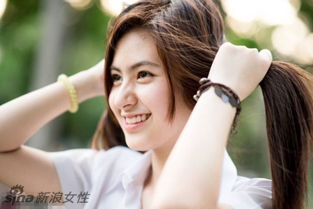 泰日混血美女走红网络 气质清纯笑容甜美