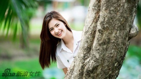 泰日混血美女走红网络 气质清纯笑容甜美