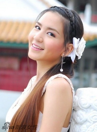 泰日混血美女走红网络 气质清纯笑容甜美