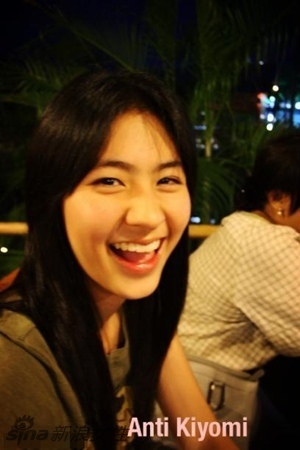 泰日混血美女走红网络 气质清纯笑容甜美