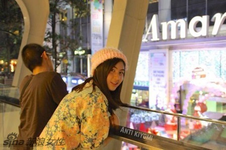 泰日混血美女走红网络 气质清纯笑容甜美