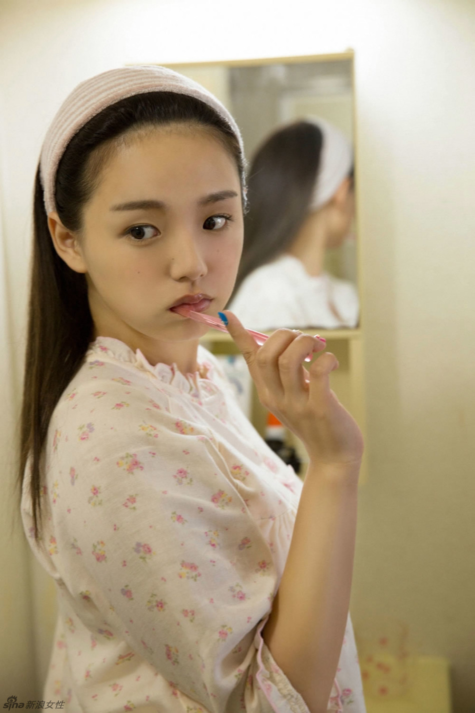 日本美胸萝莉筱崎爱家居写真 极致性感妩媚