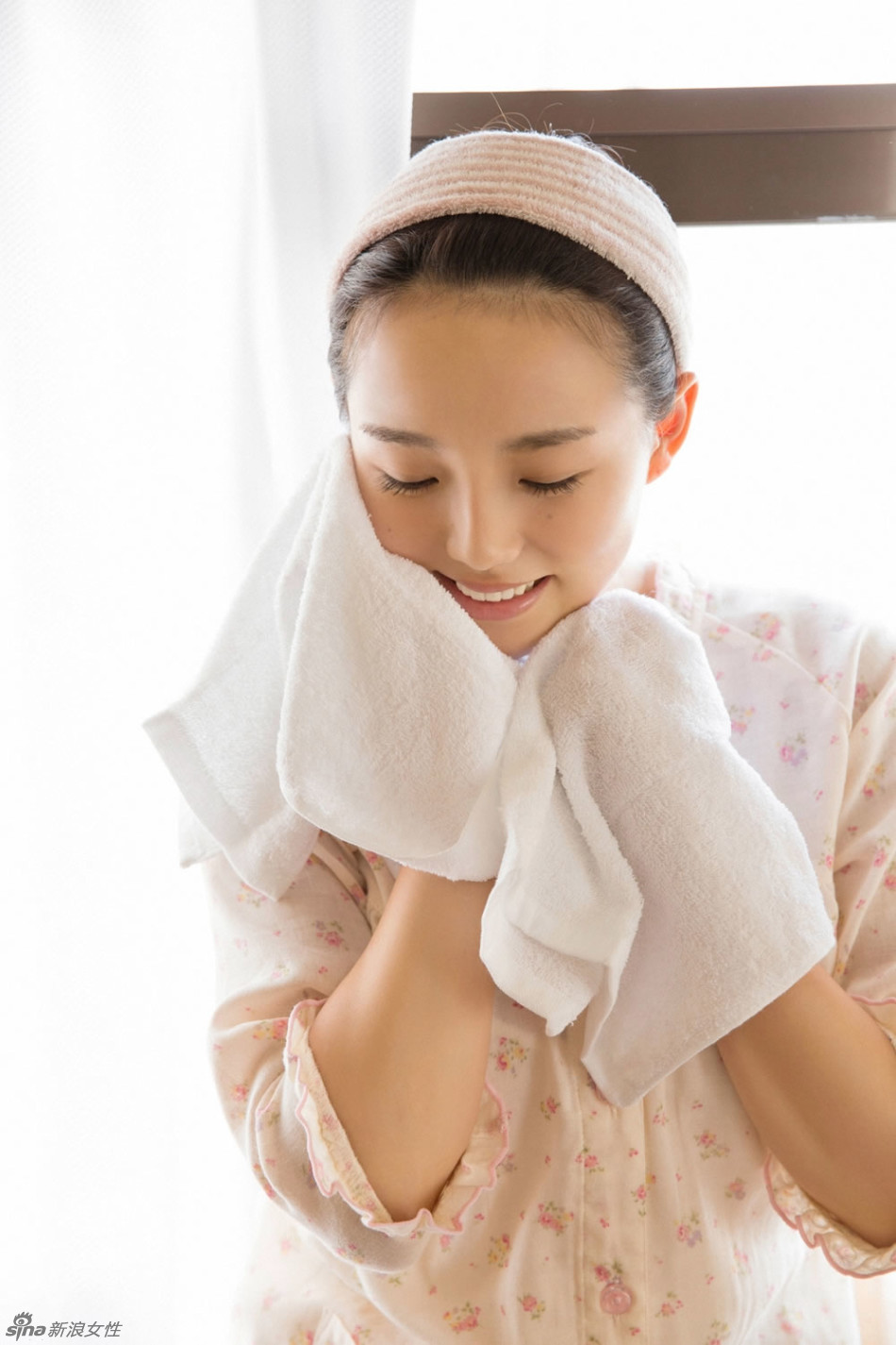 日本美胸萝莉筱崎爱家居写真 极致性感妩媚