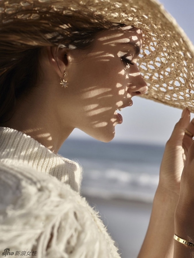 名模安布罗休登杂志封面 天使容颜魔鬼身材!