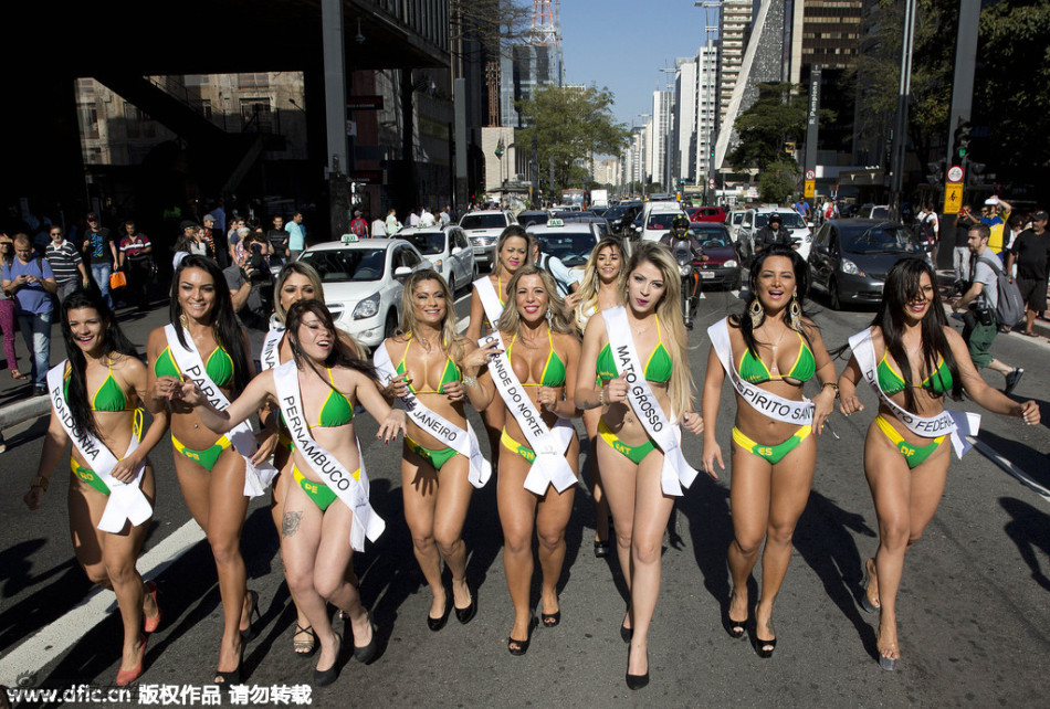 2015巴西美臀小姐上演 佳丽比基尼街头拉票