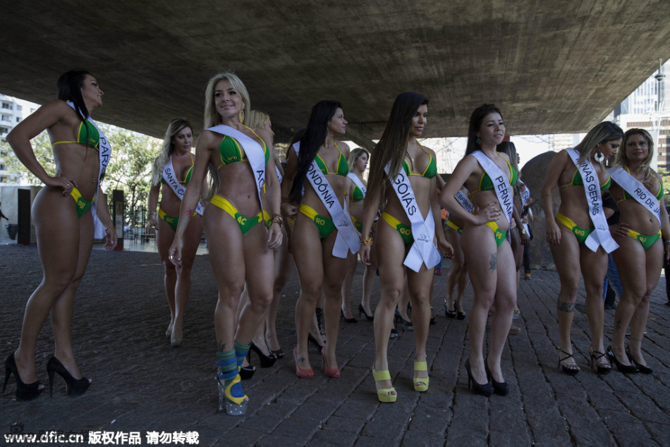 2015巴西美臀小姐上演 佳丽比基尼街头拉票