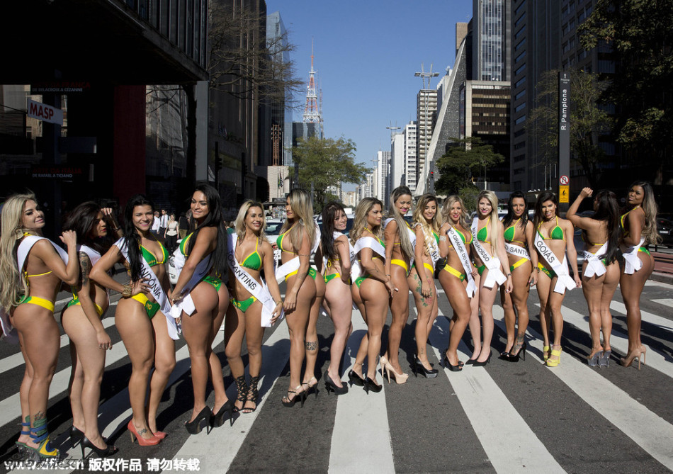 2015巴西美臀小姐上演 佳丽比基尼街头拉票