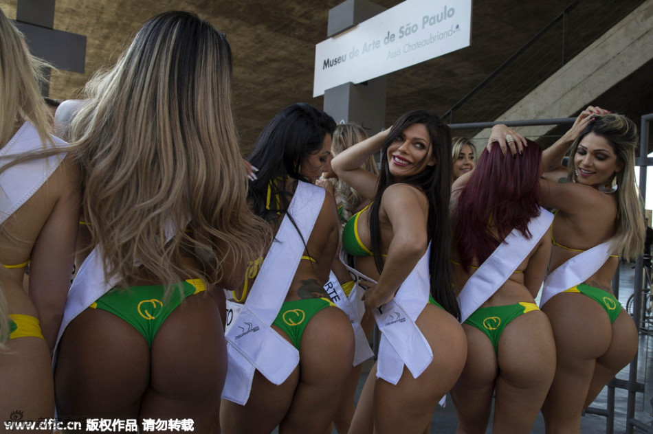 2015巴西美臀小姐上演 佳丽比基尼街头拉票