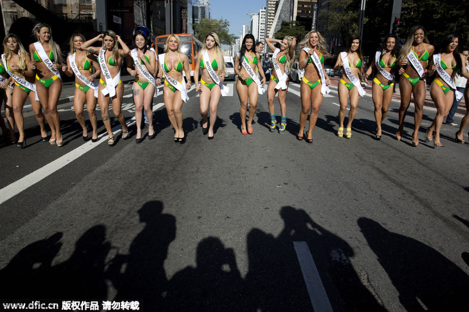 2015巴西美臀小姐上演 佳丽比基尼街头拉票