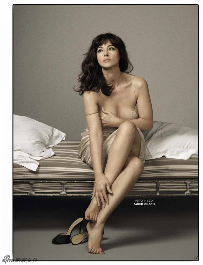 老牌女神莫妮卡-贝鲁奇手遮美胸性感依旧