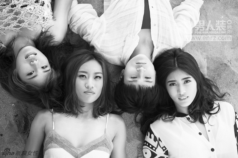 女足姑娘登《男人装》 海边大秀性感好身材！