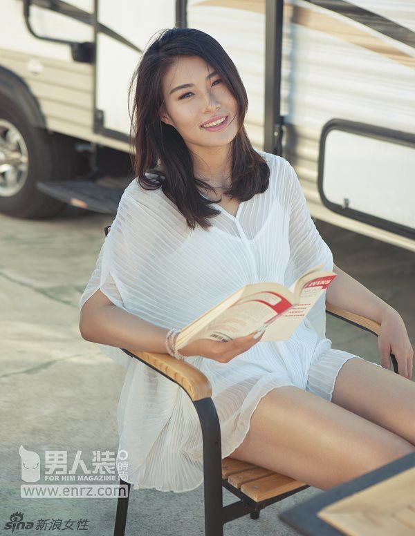 女足姑娘登《男人装》 海边大秀性感好身材！