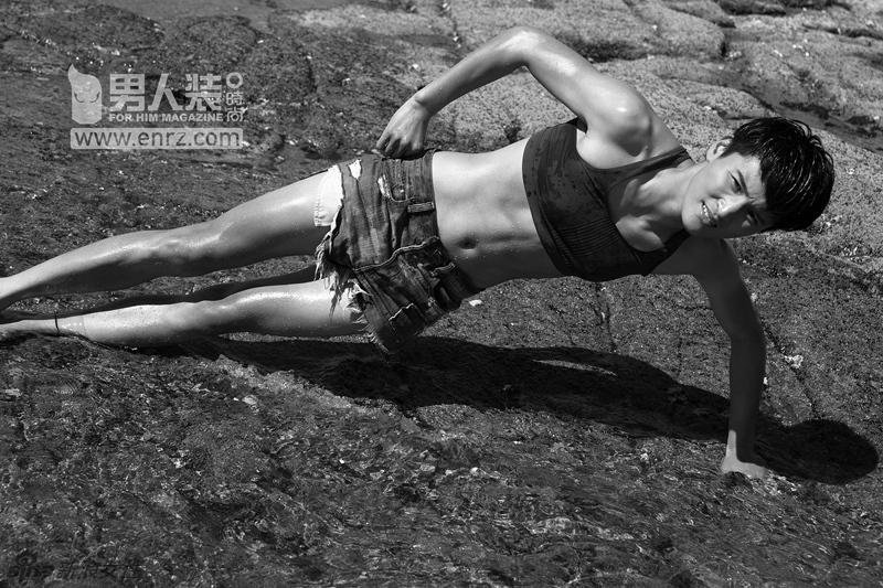 女足姑娘登《男人装》 海边大秀性感好身材！