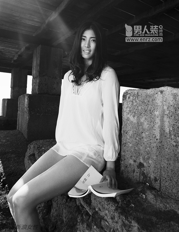 女足姑娘登《男人装》 海边大秀性感好身材！