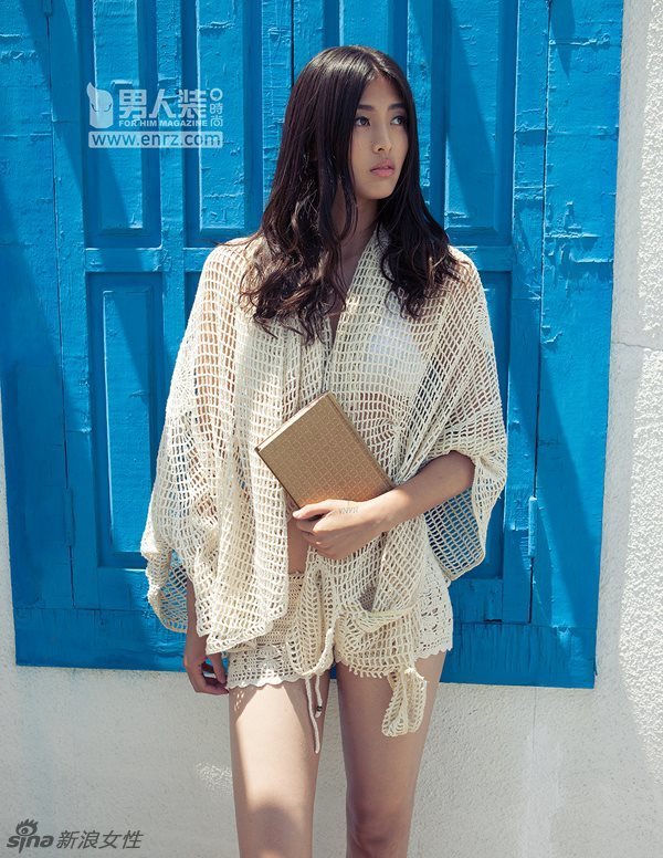 女足姑娘登《男人装》 海边大秀性感好身材！