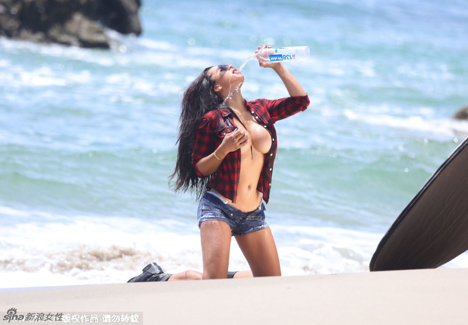 超模海边真空上阵拍广告 性感Pose诱惑十足！