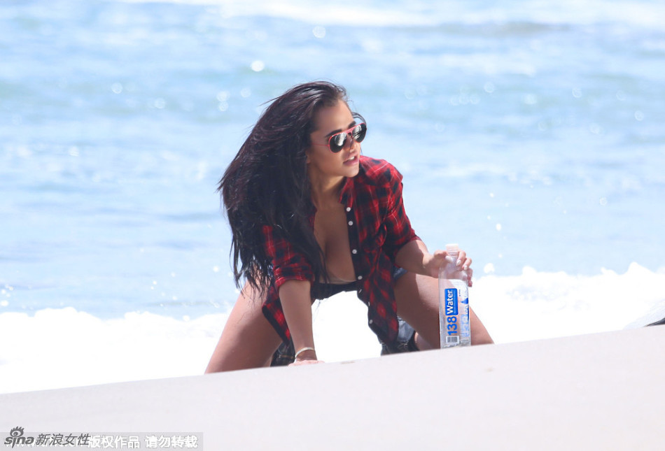 超模海边真空上阵拍广告 性感Pose诱惑十足！