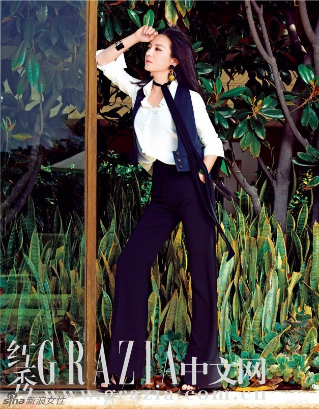 辣妈赵薇最新时尚大片曝光 露香肩熟女风情