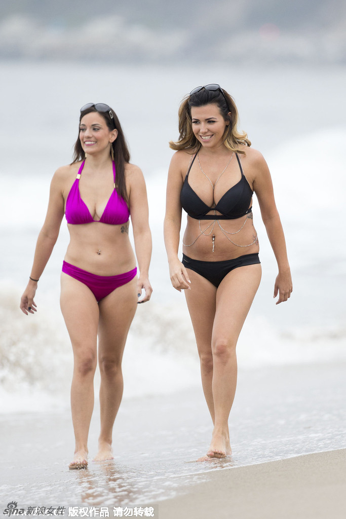 艳星比基尼出镜现身海边 美胸翘臀肉感十足！