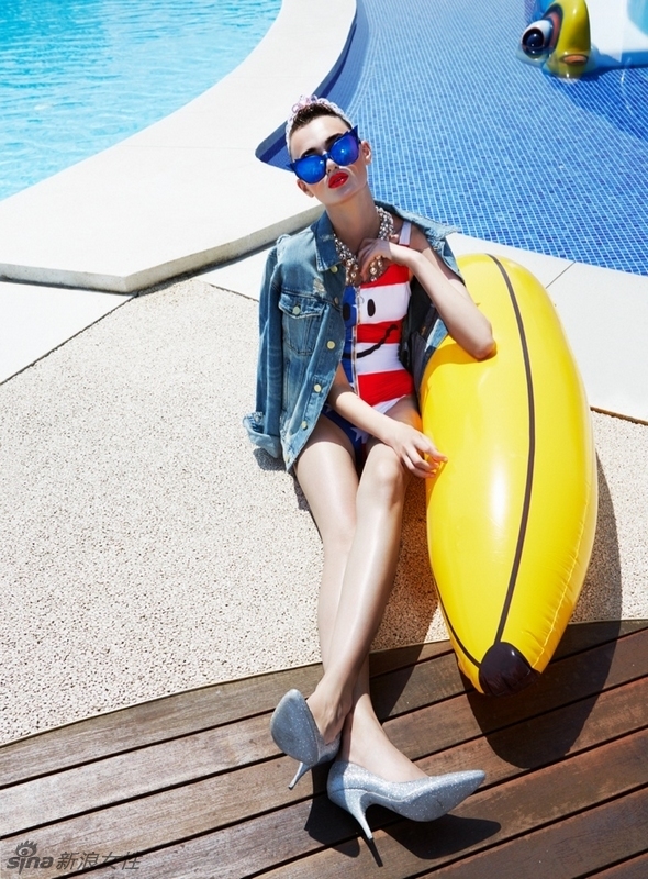 超模乔治亚娜演绎夏日时尚大片，连体泳装秀曲线