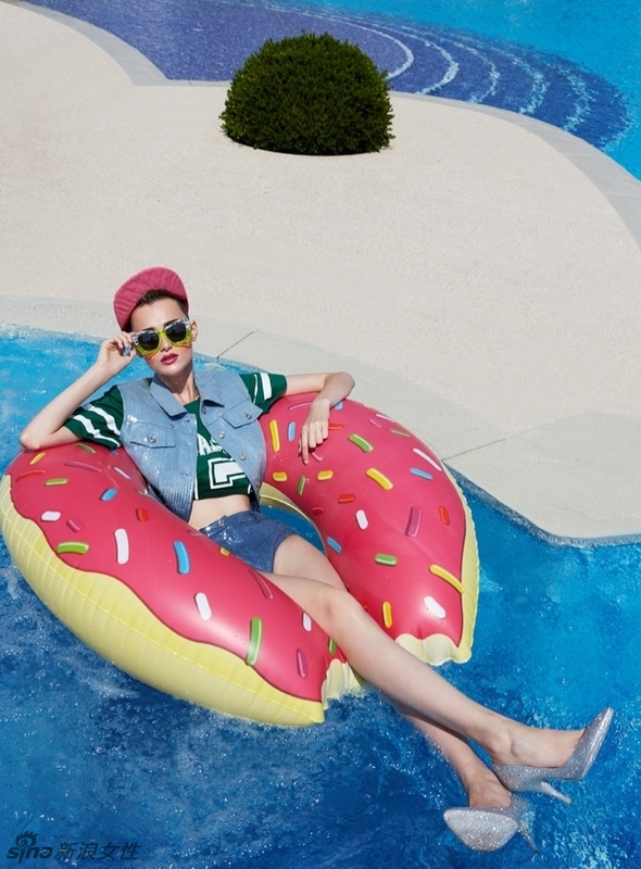 超模乔治亚娜演绎夏日时尚大片，连体泳装秀曲线