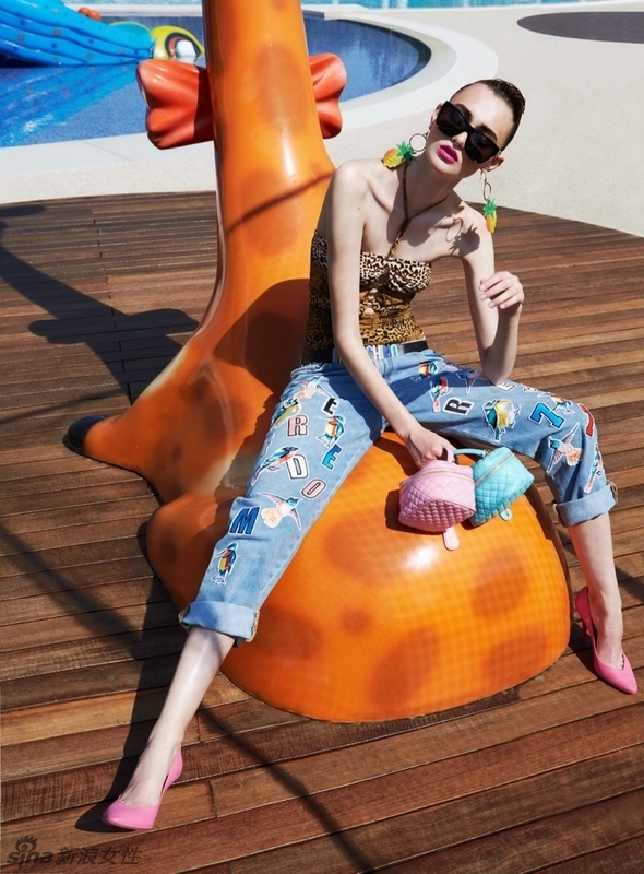 超模乔治亚娜演绎夏日时尚大片，连体泳装秀曲线