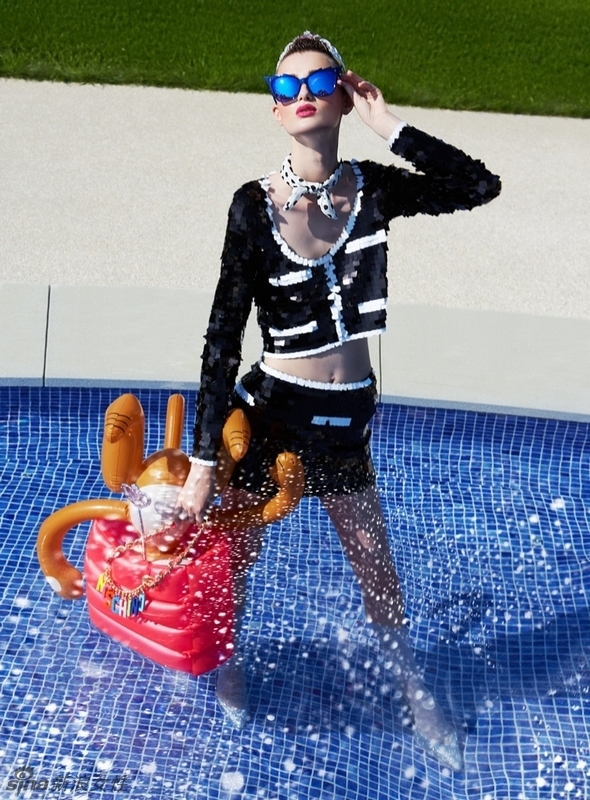 超模乔治亚娜演绎夏日时尚大片，连体泳装秀曲线