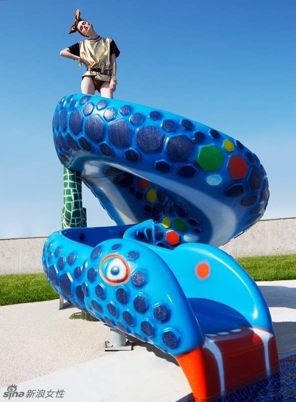 超模乔治亚娜演绎夏日时尚大片，连体泳装秀曲线