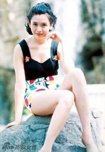 男人心中的女神邱淑贞昔日青涩照 性感迷人!