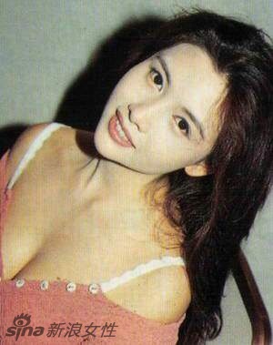 男人心中的女神邱淑贞昔日青涩照 性感迷人!