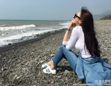 美女主持沈梦辰晒海边跳跃美照 网友赞腰细胸大腿长