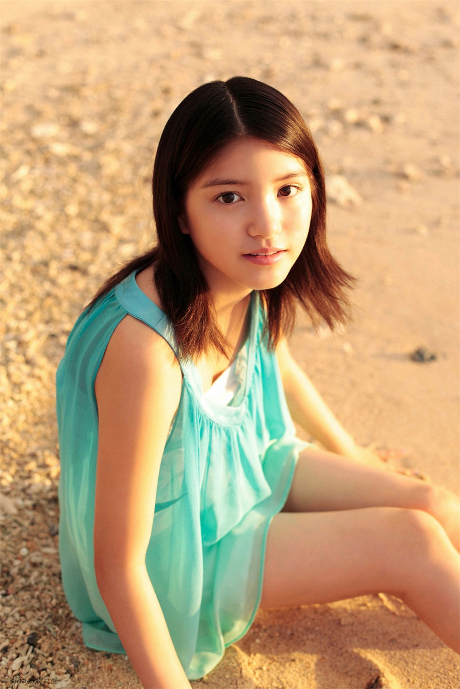 90后美少女川岛海荷清新海边写真