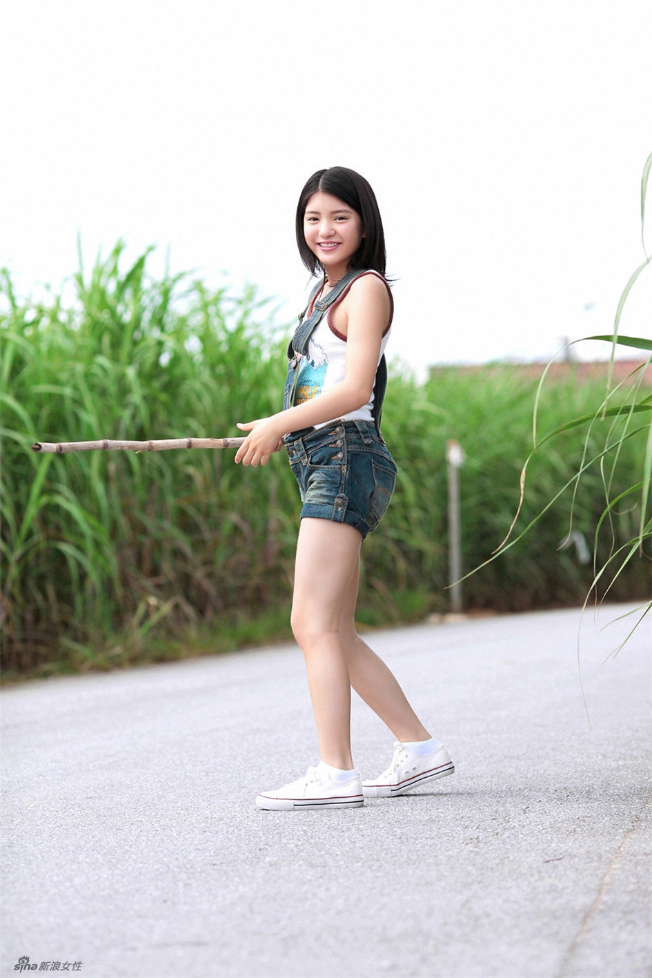 90后美少女川岛海荷清新海边写真