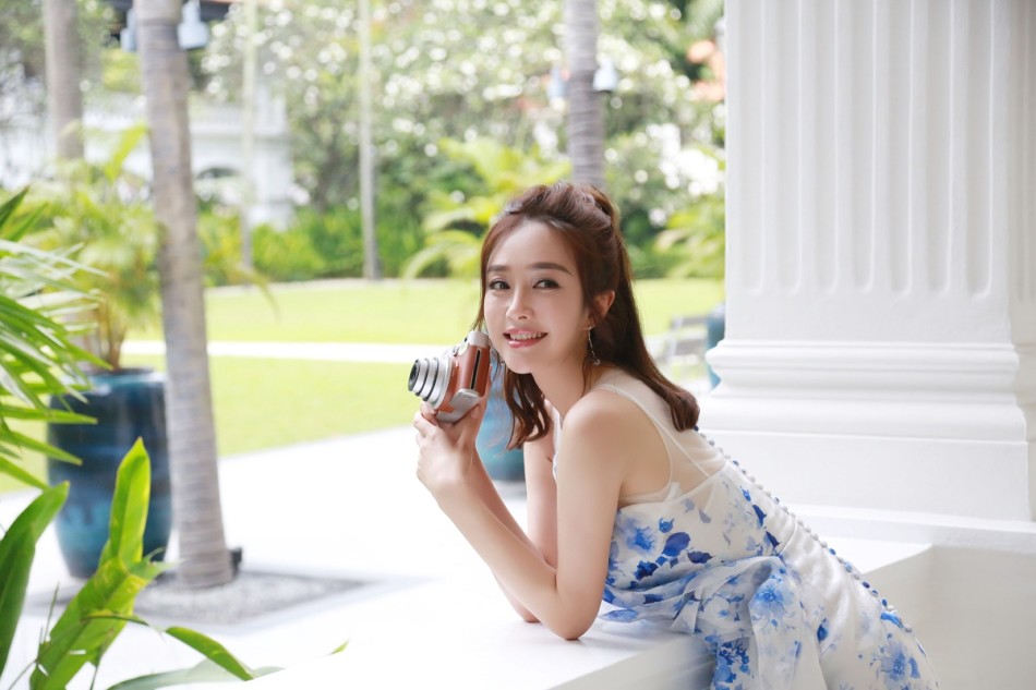 秦岚示范夏日时尚搭配 少女风与御姐风自由转换