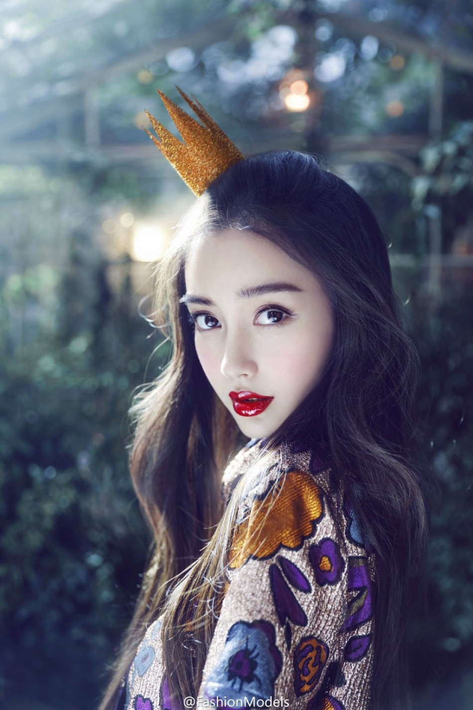 angelababy登芭莎金九 演绎暗黑童话公主范儿