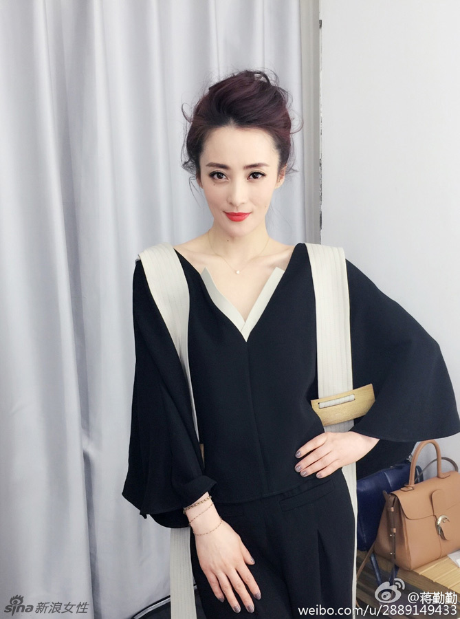 老牌女神蒋勤勤晒红唇美照 被评美哭了