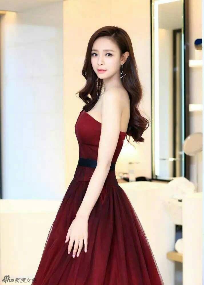 沈梦辰礼服美照罕见曝光 修身曲线尽显完美身材