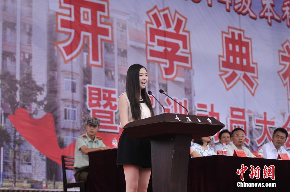 观看学校宣传片熟悉校园. 陈超 摄 =点击浏览更多精彩图集=-重庆大