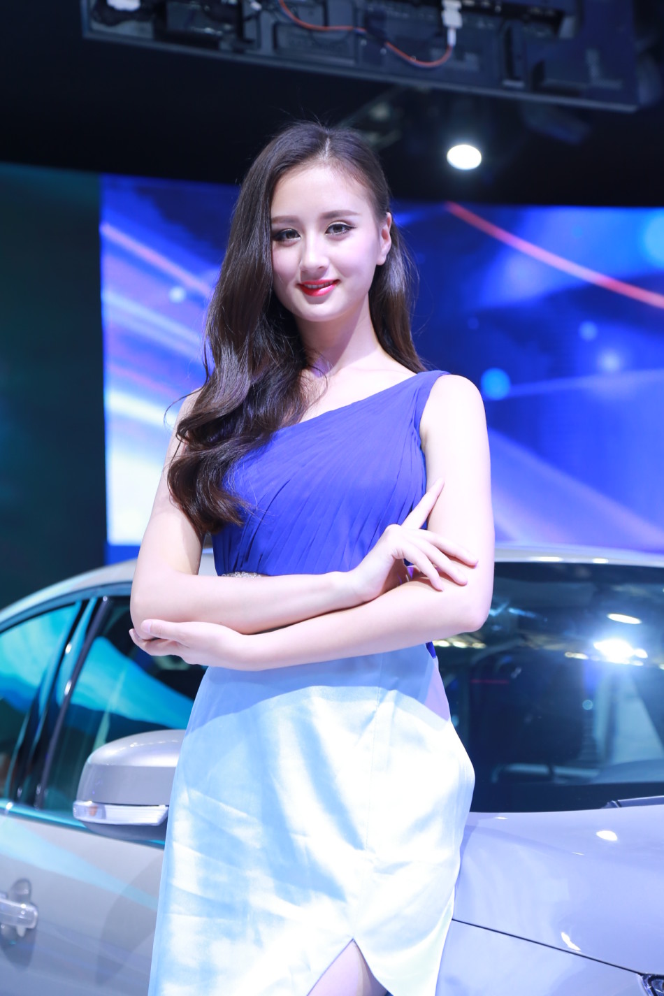 8月3日,第18届哈尔滨国际车展开幕,现在美女云集,性感车模争艳.