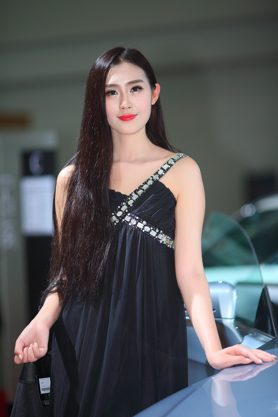 8月3日,第18届哈尔滨国际车展开幕,现在美女云集,性感车模争艳.
