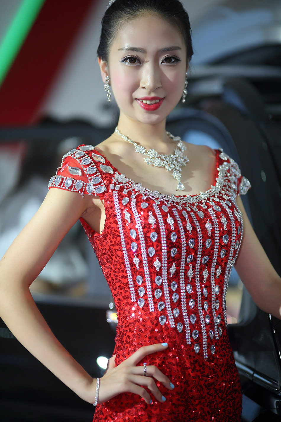 8月3日,第18届哈尔滨国际车展开幕,现在美女云集,性感车模争艳.