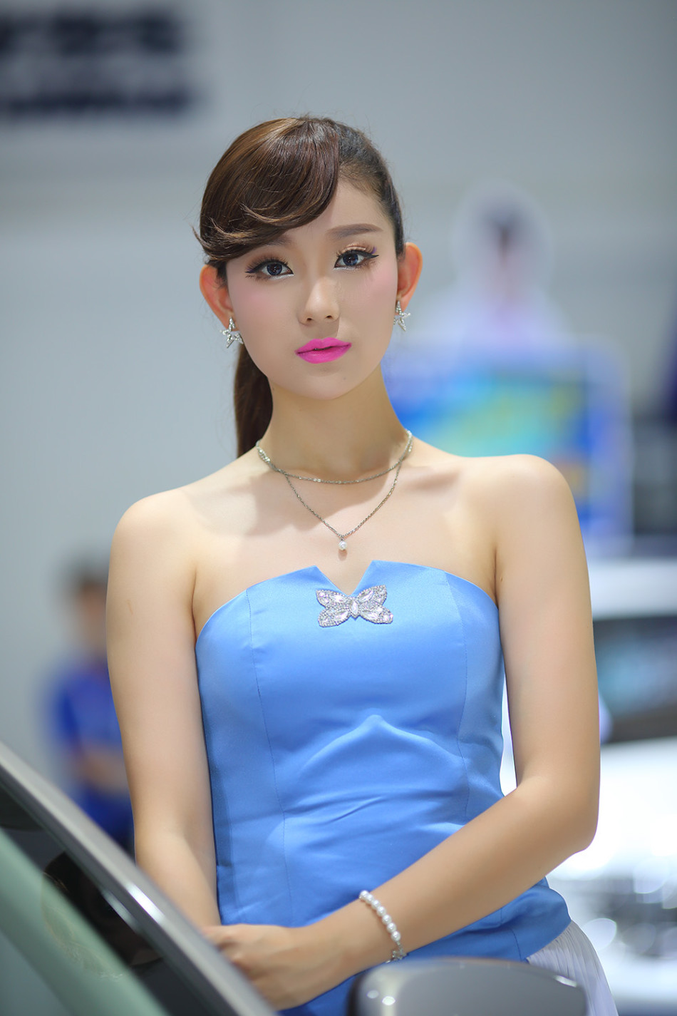 8月3日,第18届哈尔滨国际车展开幕,现在美女云集,性感车模争艳.